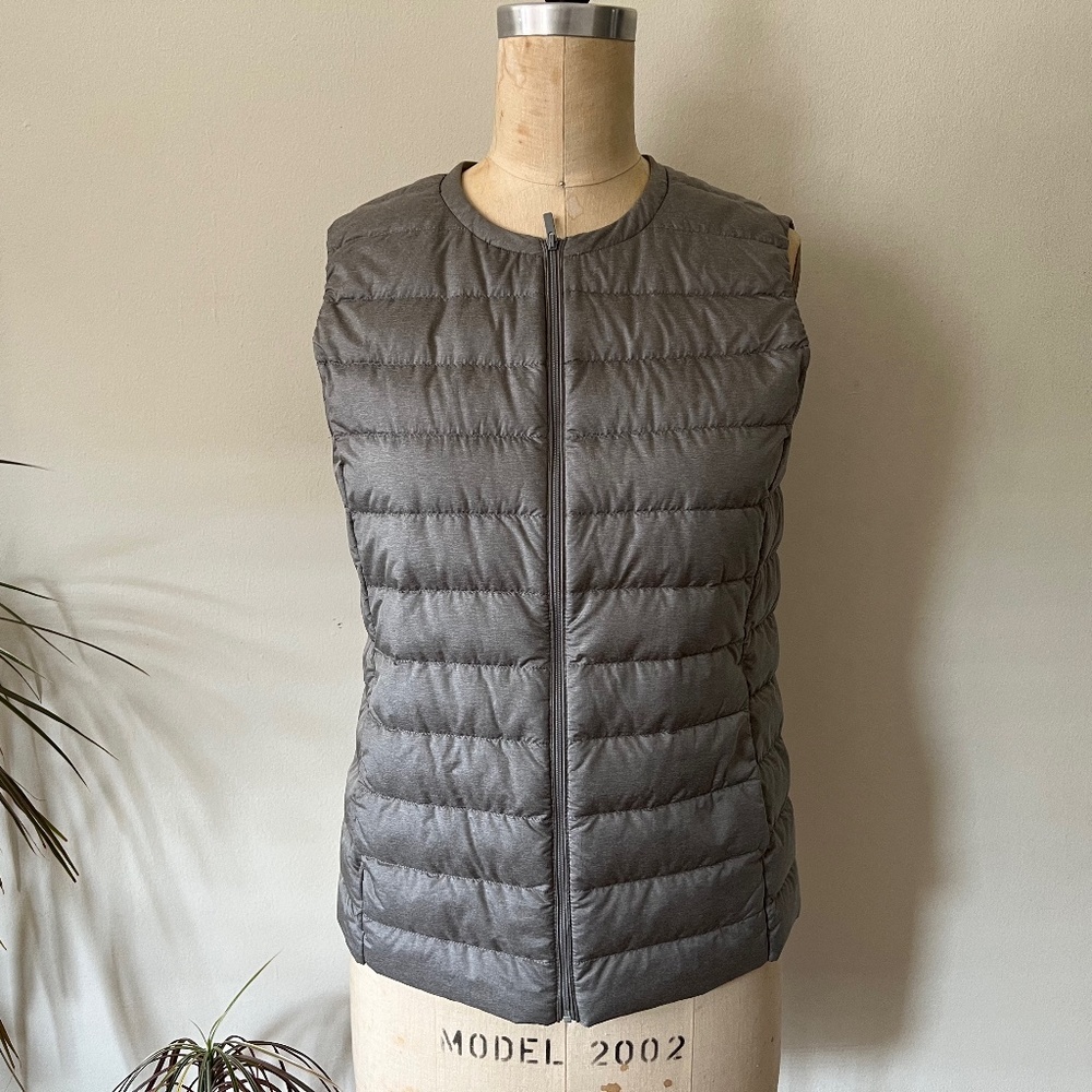 Uniqlo Womens Ultra Compact Vest size M heathered grey zipper EUC